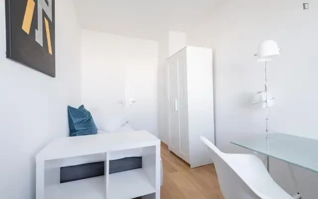 Comfy single bedroom in shared apartment 2