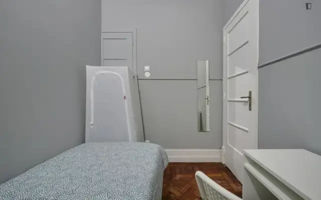 Humble single bedroom close to NOVA Uni – Studentenunterkunft in Lissabon – Single bedroom
