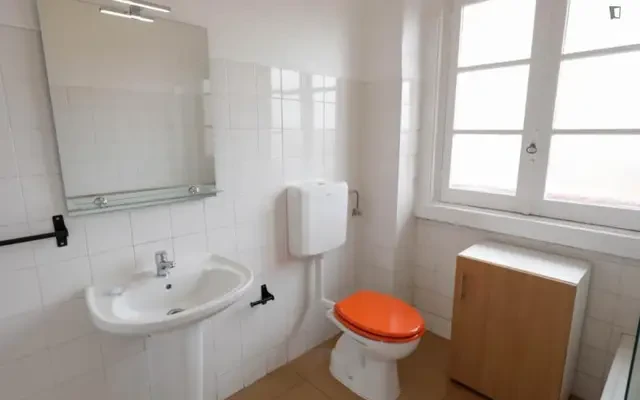 Student-friendly single bedroom in Olaias 2