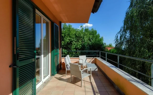 VILLA MARTA - Villa moderna con 4 camere e giardino tra le colline sopra Como 4