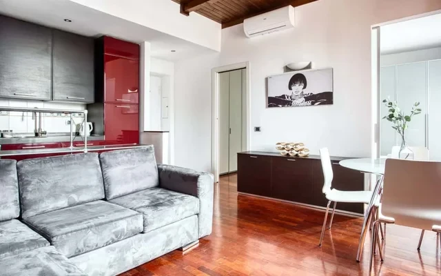 Charming apartment in the heart of Isola district 3