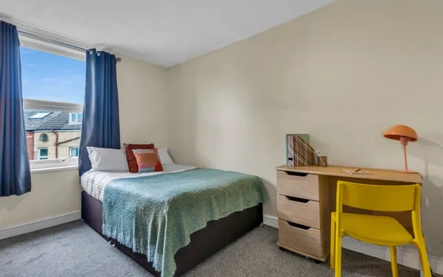 Flat 5, 257 HYDE PARK ROAD 4