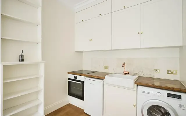 Queens Gardens, London, W2 3AF 3