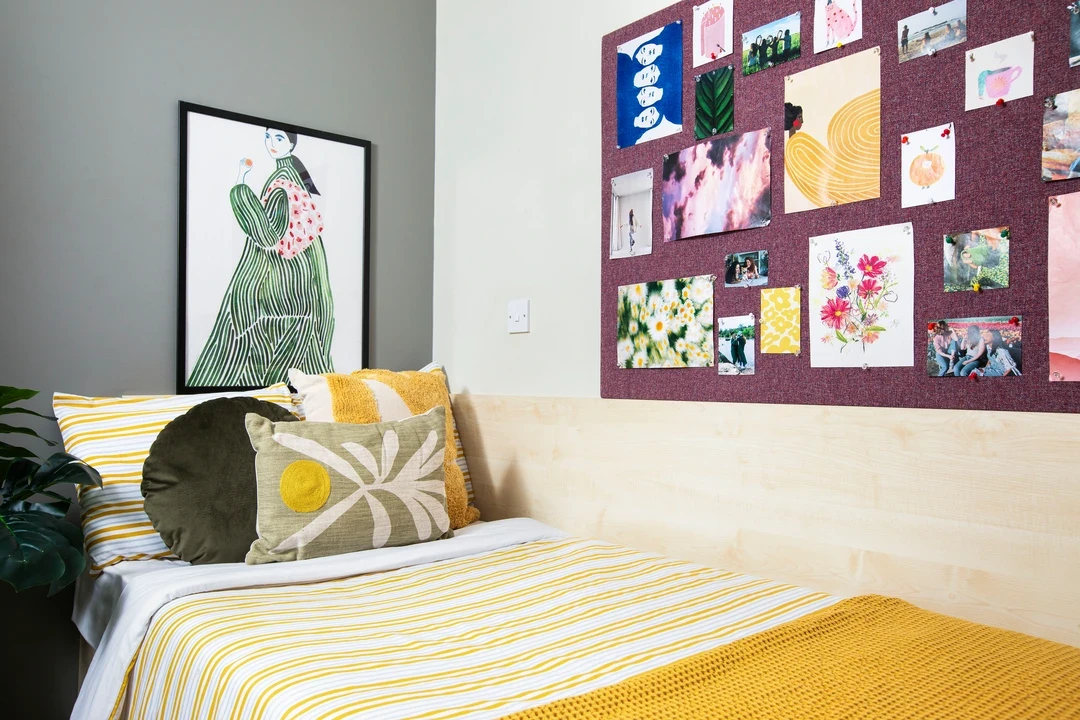 Large Ensuite: Two Bed Flat