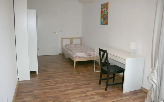 Eisenacher Str. 19DE-01-120M 1