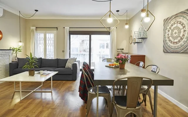 Spacious 3 bedroom flat with balcony in PobleSec, near Plaza Espana 1