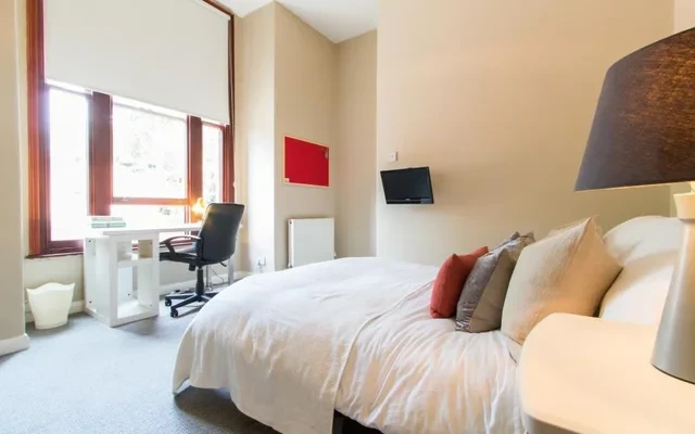 Flat 2, 17 Ladybarn Road - Manchester student accommodation - 6 Beds 2 baths