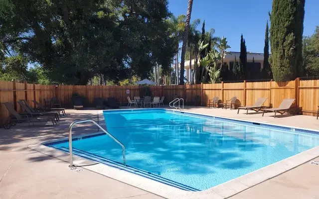 102 N. Hope Avenue - Santa Barbara student accommodation - Swimming pool