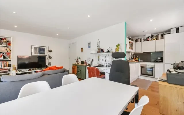 LH-161 Kingsland Road 4