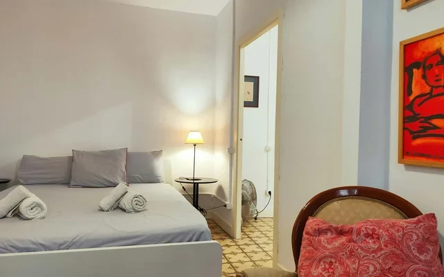 SP1- Centrally located, unique with balcony! 4