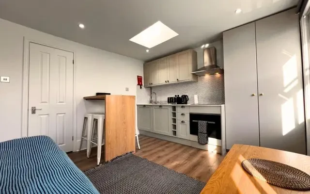 LH-195 Gloucester Place 3