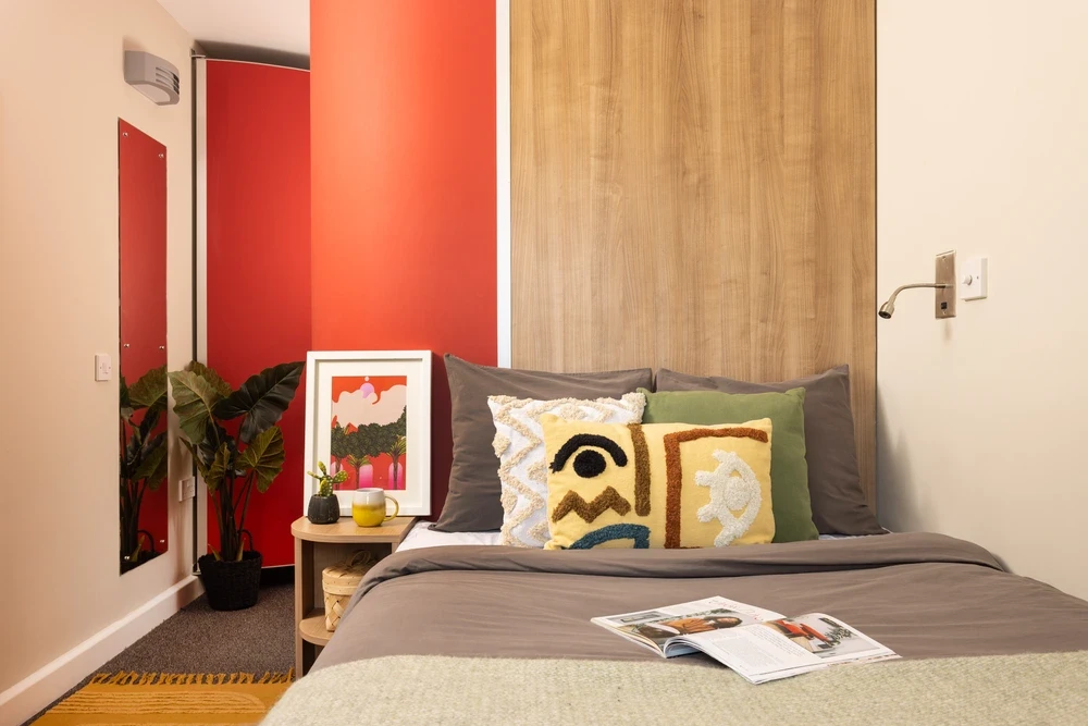 Large Ensuite: Three Bed Flat