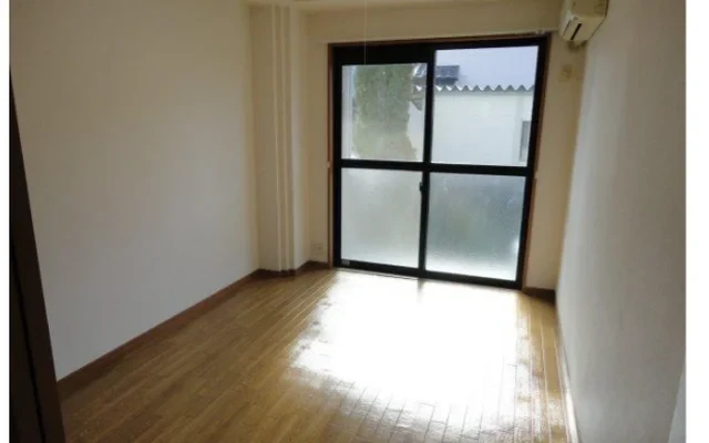 Pure Town, Room 102 1