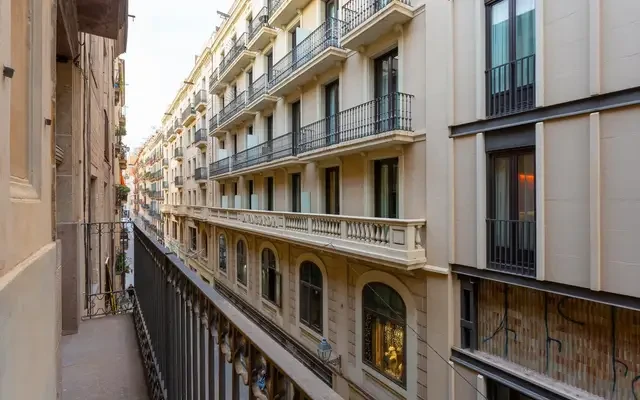 Stylish 2-Bedroom apartment close to Praça da Catalunha 4