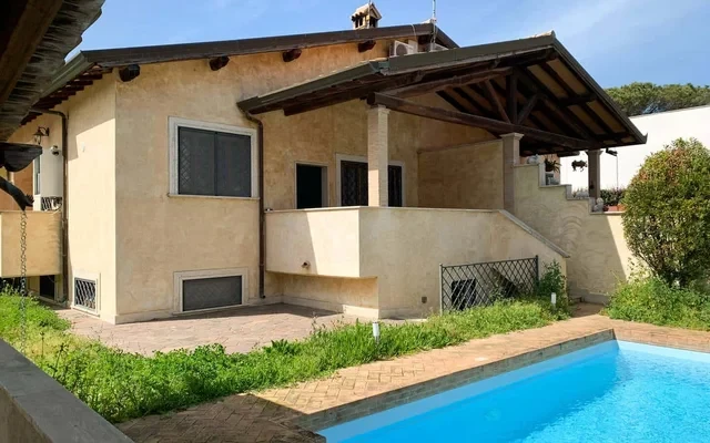 Villa con piscina Via Bustini 7 posti letto (2 letti aggiuntivi su richiesta)-  Infernetto 1