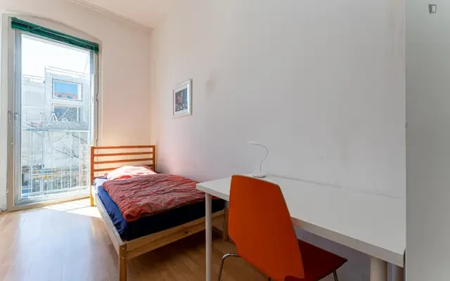 Single bed in bunk bed in neat double bedroom in Neukölln 2