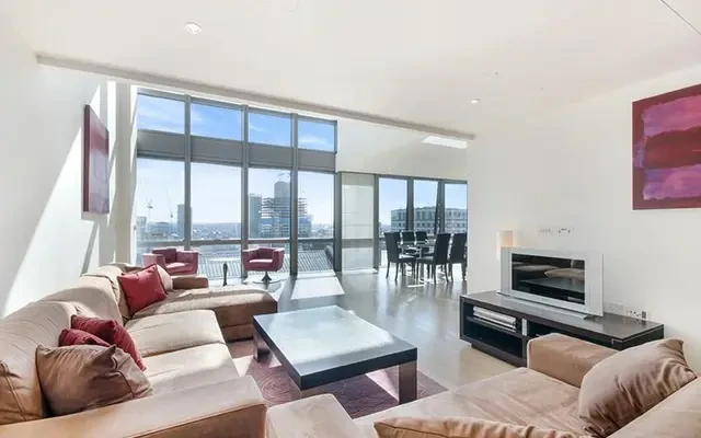 No. 1 West India Quay, Hertsmere Road, London, E14 4EG 1