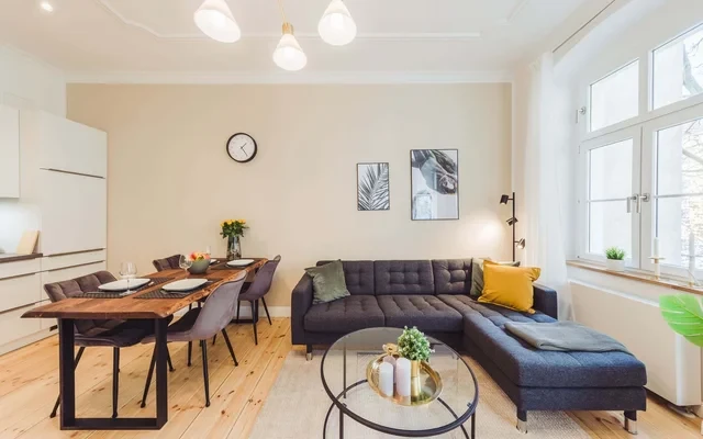 Sonnige neu renovierte Wohnung in bester Berliner Lage! 2