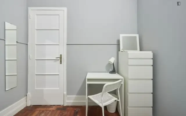 Humble single bedroom close to NOVA Uni – Studentenunterkunft in Lissabon – Single bedroom