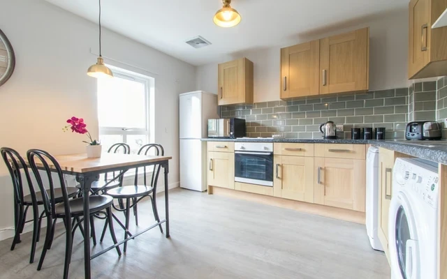 Flat 10, 6 Morrison Circus 1