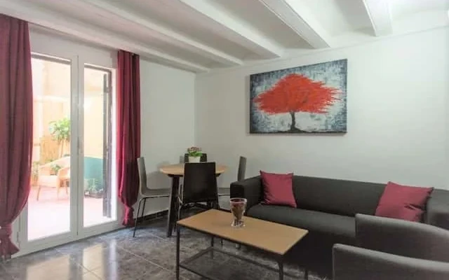 Central apartment, 3 double bedrooms with big private patio 1