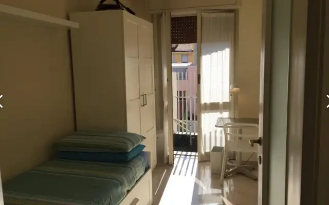 Bright private room with balcony in elegant Milan apartment - Milan student accommodation - Single bedroom