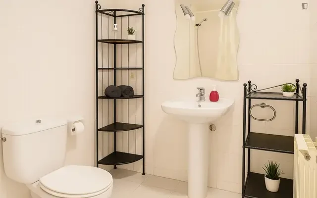 Erasmus Room · 135cm Bed · Study-Ready · All Bills Included 2