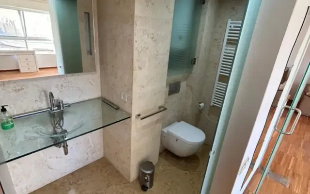 Double bedroom in 5-bedroom house 1