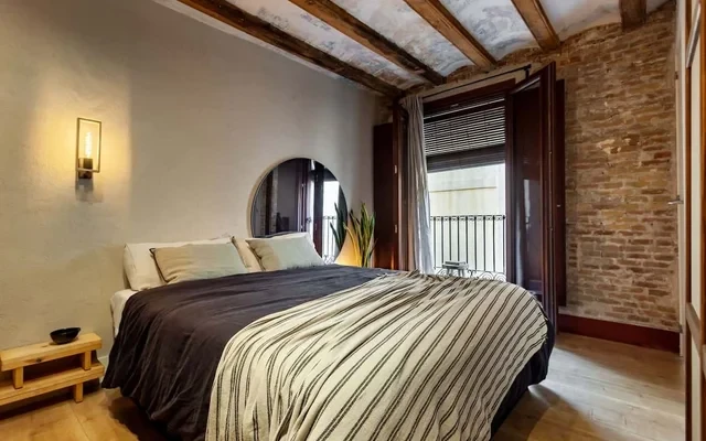 Shan - 1 bedroom and balcony in El Born 4