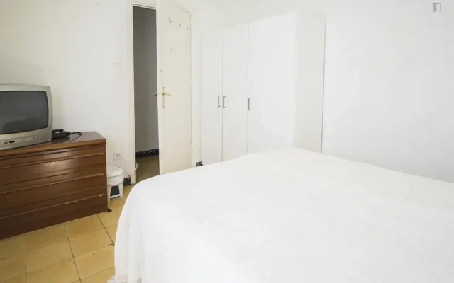 Very cool double bedroom near the Pubilla Cases metro 3