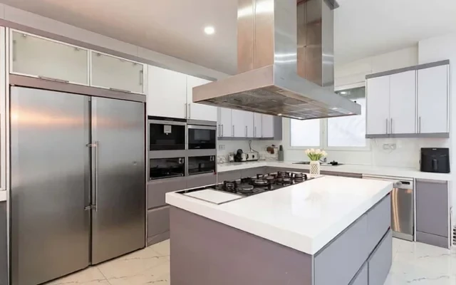 Apartment in Carrer de Santa Pola, Valencia for 250 m² with 3 bedrooms 2