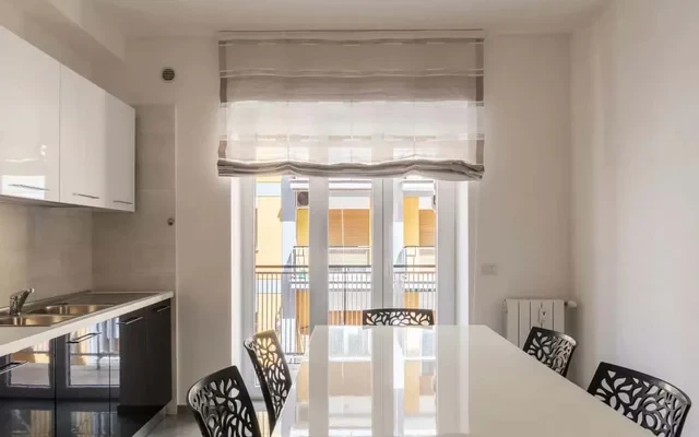 Delightful 3-bed flat w/ balcony 4