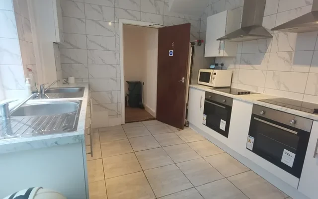 Room 2 King Edwards Road, Swansea SA1 3