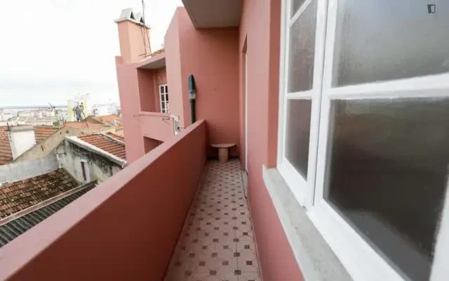 Student-friendly single bedroom in Olaias 4