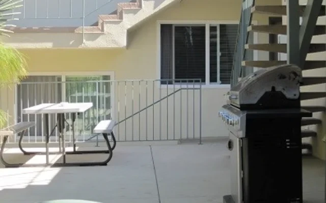 6661 Berkshire - Goleta student accommodation - Outdoor Grilling Area