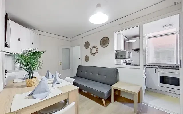 Attractive single bedroom 3