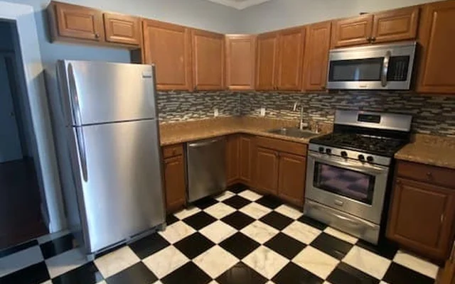 109 Lexington Ave 3