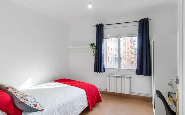 Beautiful modern and bright 5 bedroom apartment 0