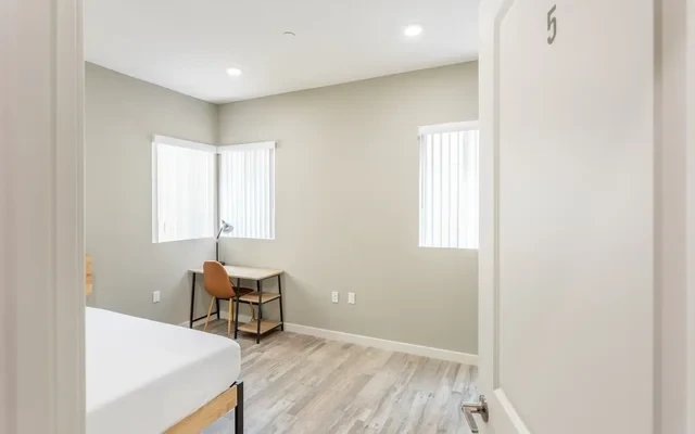 1331 1/2 W 37th Pl 3