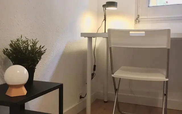 Bright double bedroom in Zaragoza close to Parque de las Delicias 3