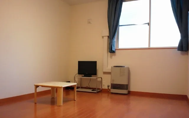 レオパレス南１０条 203号室 1