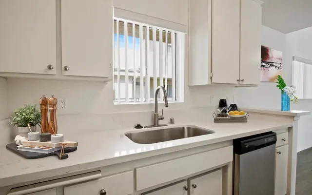5760 Laurel Canyon Apartments 1