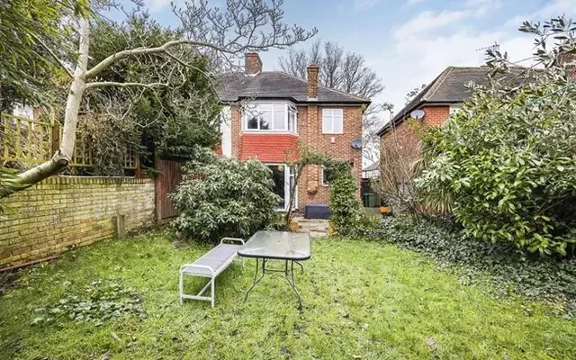 Plum Lane, London, SE18 3HG 4