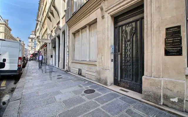 Smart 1.bedroom apartment very close to the Goncourt and République metro stations 1