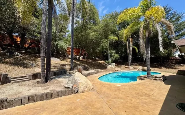 2538 Foothill Road - Santa Barbara student accommodation - Swimming pool