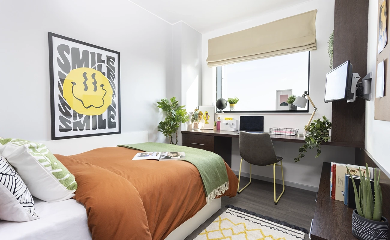 Extra Large Ensuite: Three Bed Flat