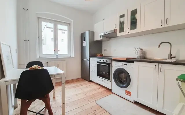 Single bed in a twin bedroom, in a 2-bedroom apartment near Prenzlauer Allee transport station 3