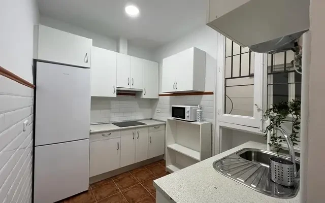 Cozy single bedroom in a property with balcony 3