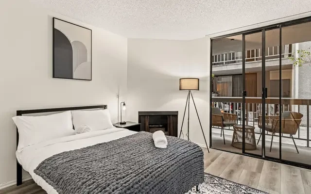 655 Kelton 119 - Room 2 0