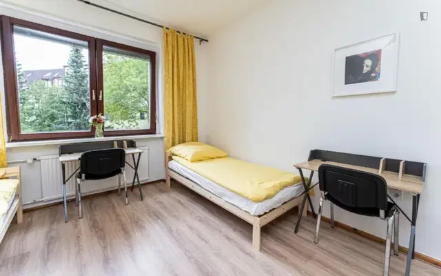 Bed in a large triple bedroom, near Tempelhofer Feld 2